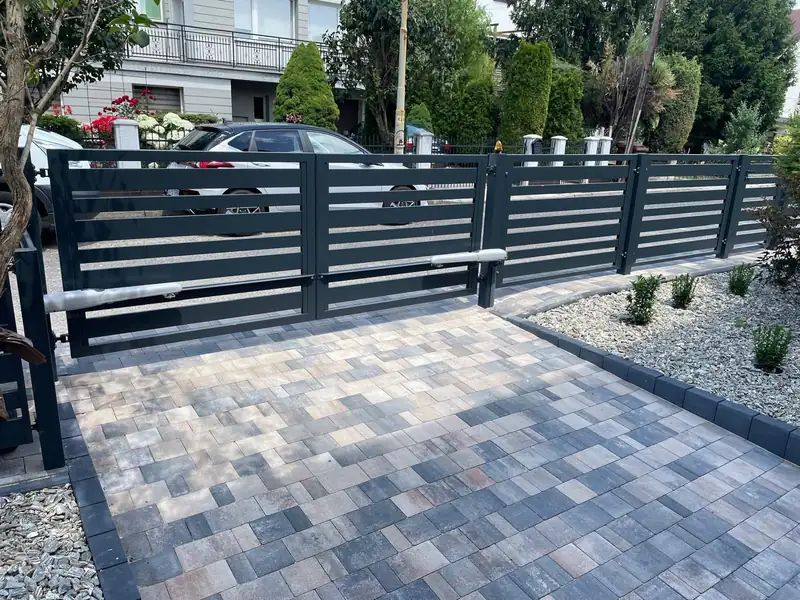 Brama dwuskrzydłowa z poziomymi profilami i automatyką przy domu