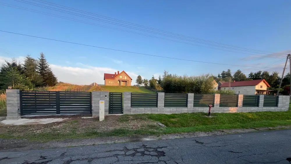 Stalowe ogrodzenie posesji z furtką
