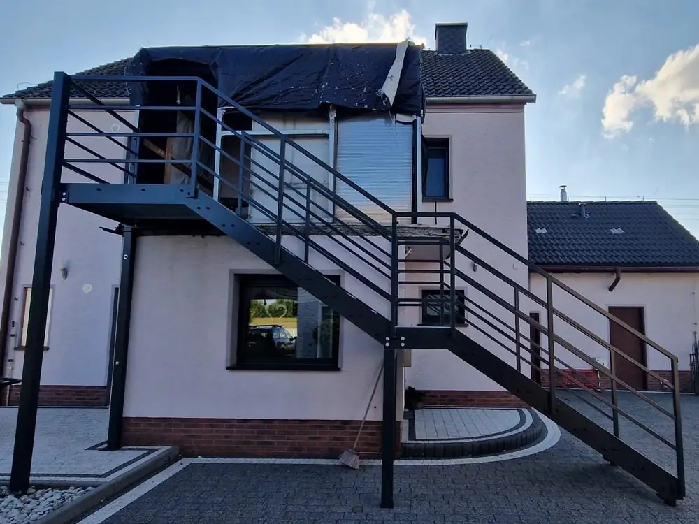 Zewnętrzne schody metalowe z balustradą